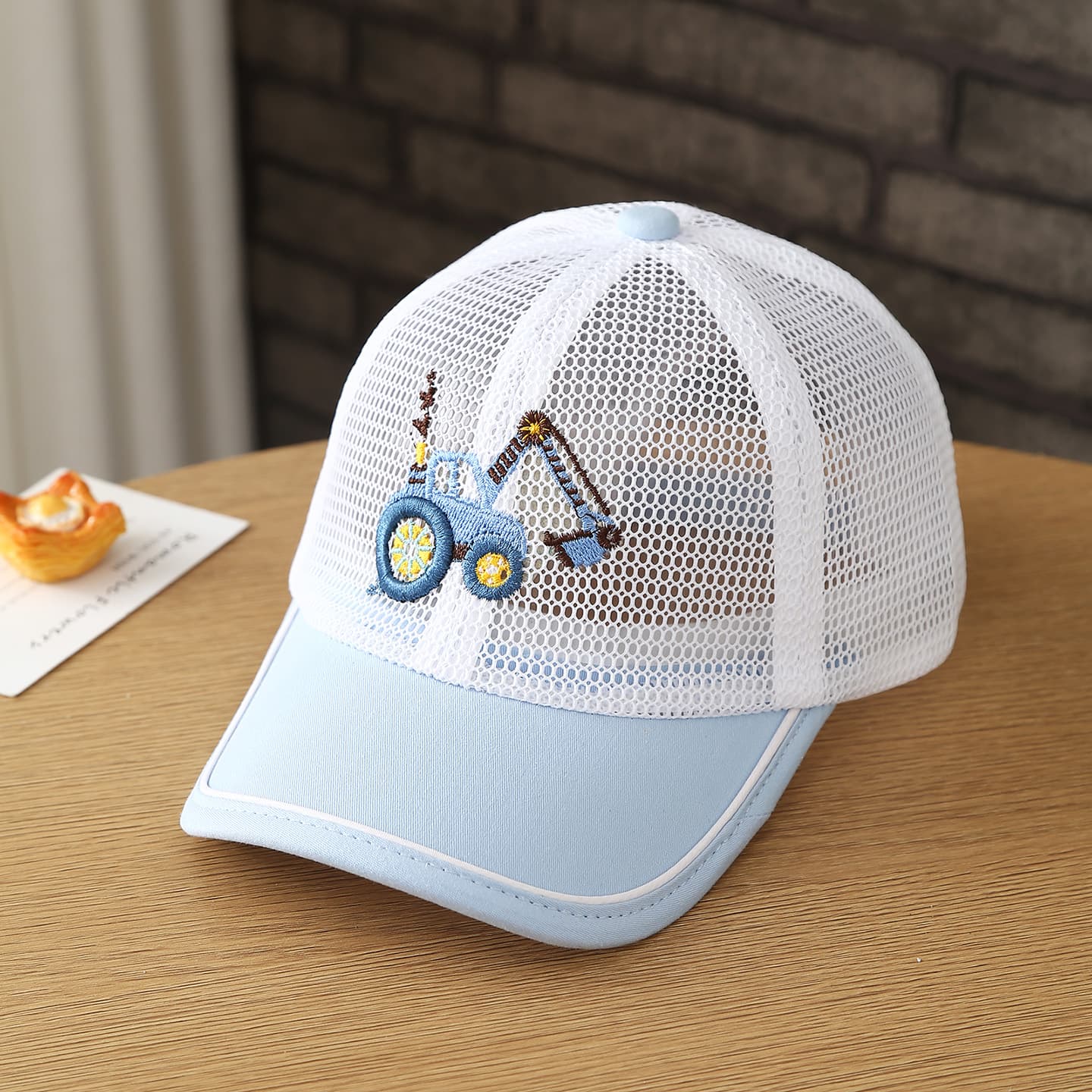 The Children's Embroidered Mesh Baseball Cap With Ventilation Holes Is Suitable For Both Boys And Girls For Outdoor Leisure And Play.
