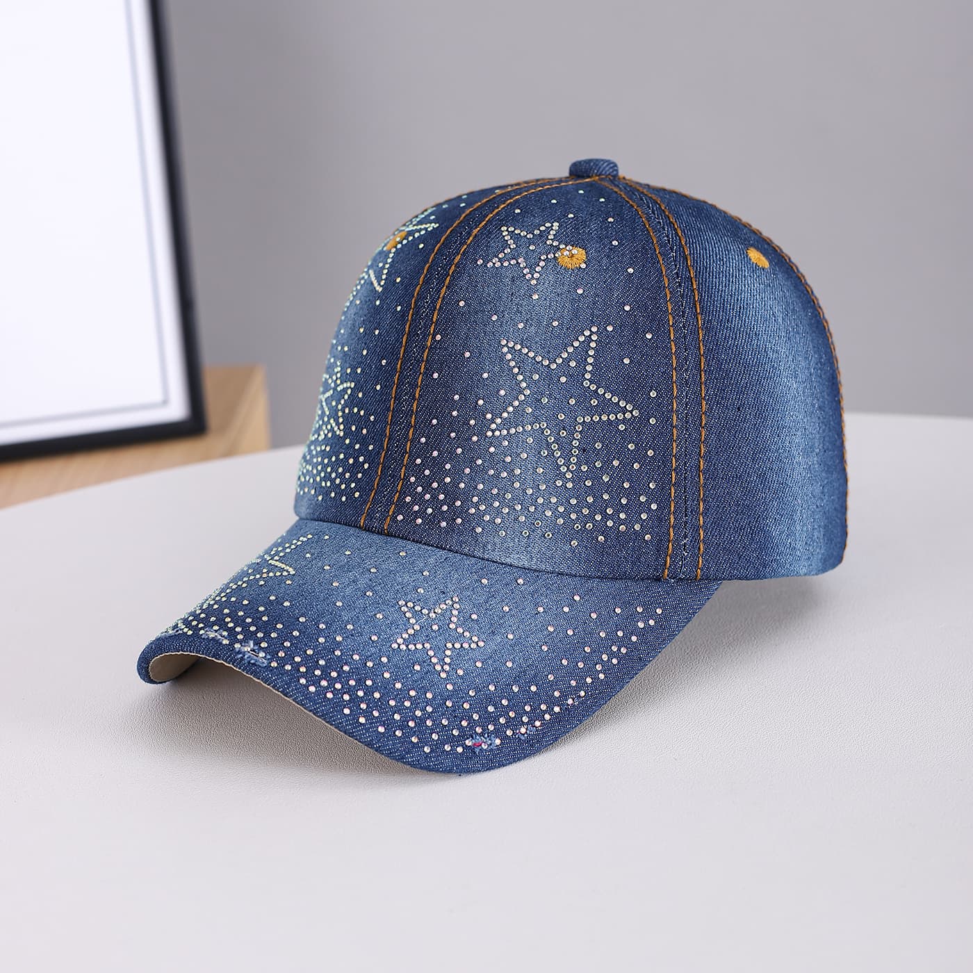 Spring And Summer Style Of Glittering Star-pattern Gradient Full-diamond Brimmed Water-washed Street Cool Baseball Cap, Suitable For Daily Commuting And Outings.