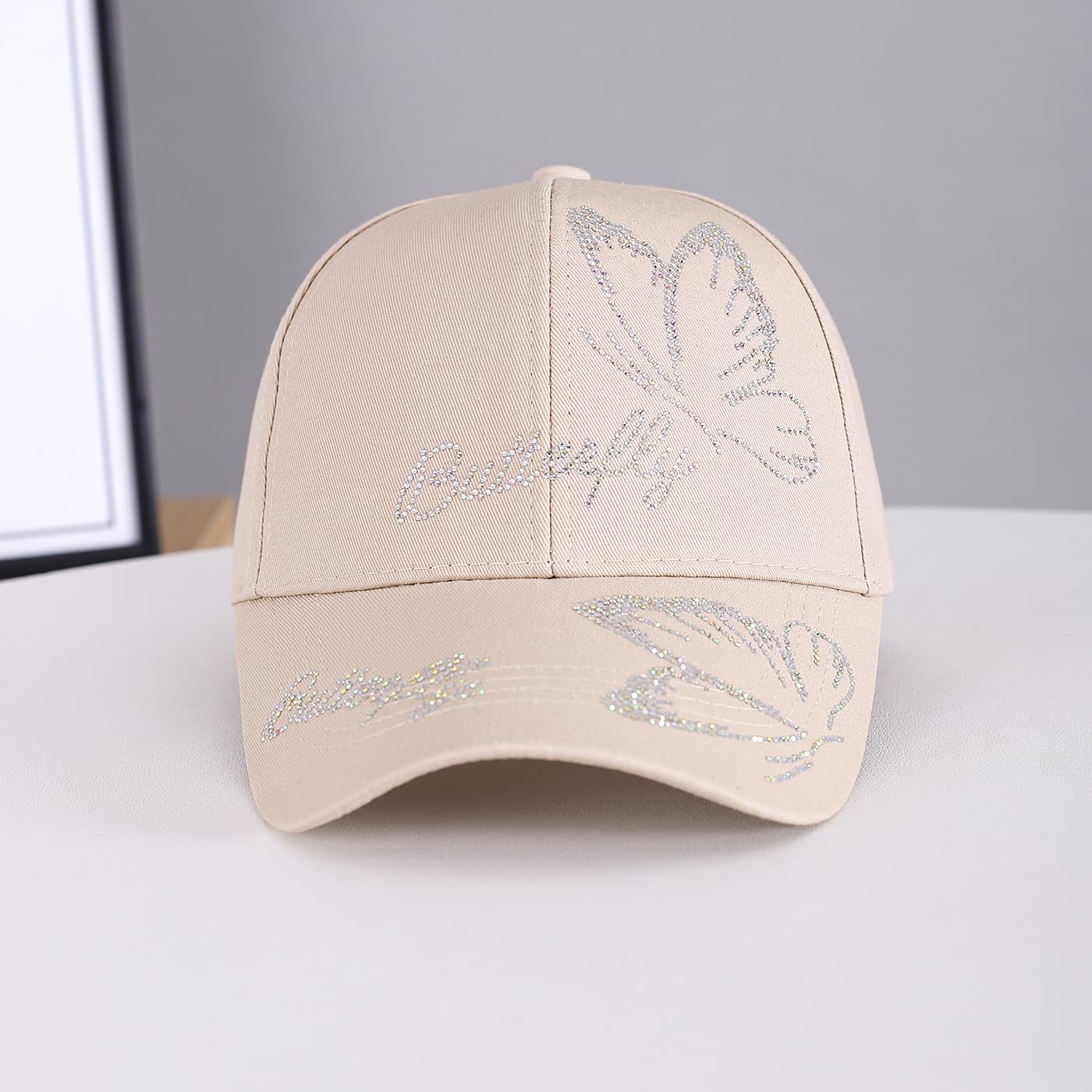 The New Men's And Women's Three-dimensional Rhinestone Butterfly Letter Decorative Versatile Baseball Cap Is Suitable For Daily Outings On Campus.