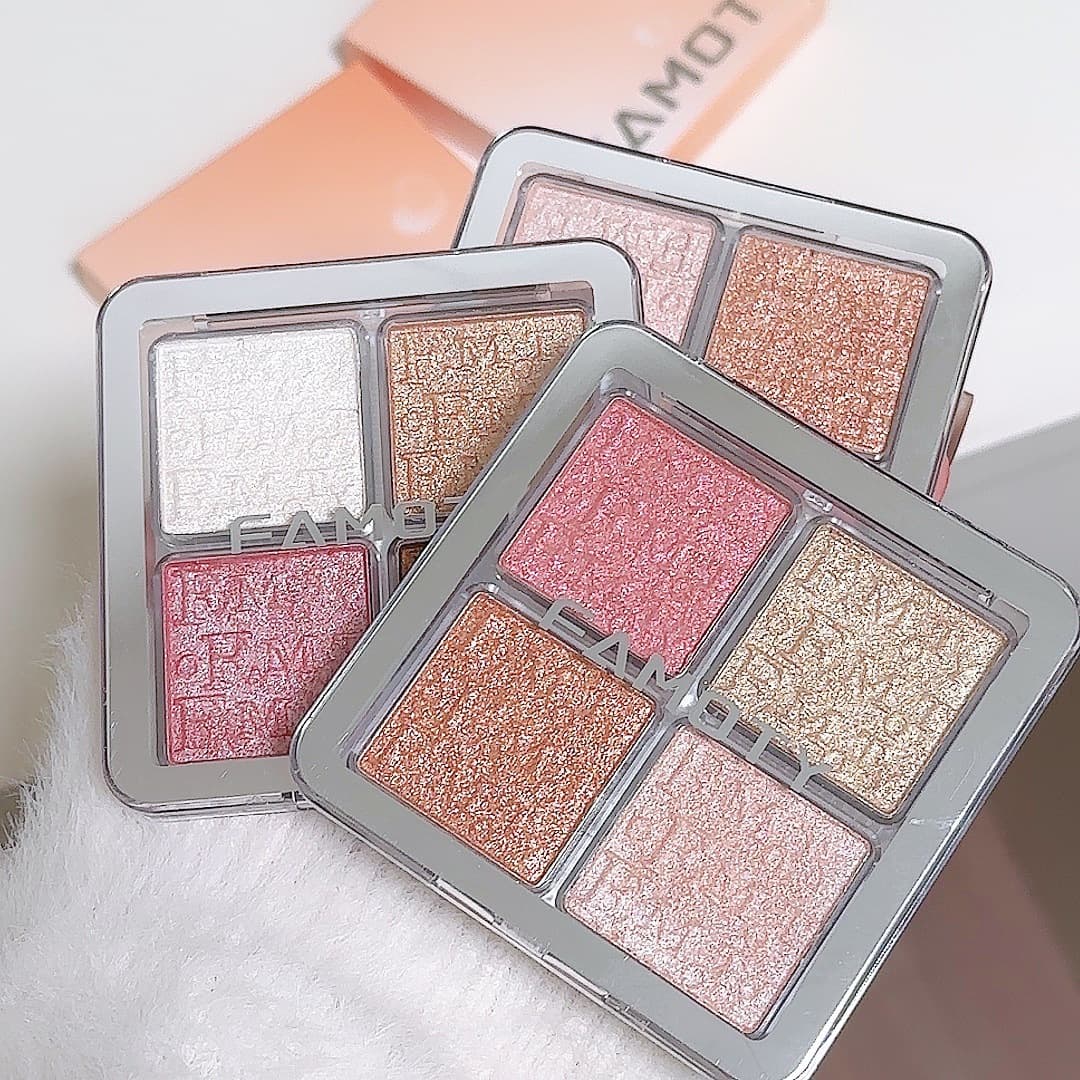 Illuminating Contouring And Highlighting Palette With Shimmering Powder