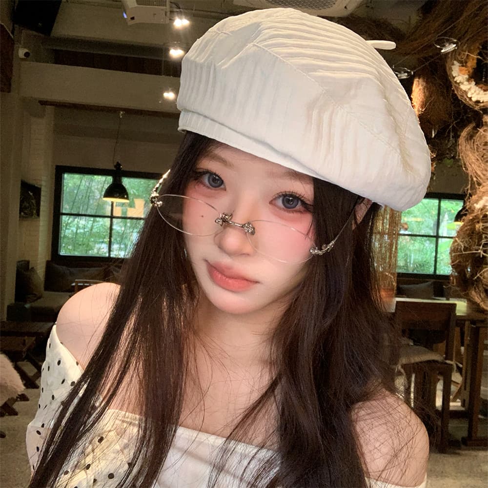 The Solid Color Vertical-striped Pleated Simple And Fashionable Beanie Is Suitable For Outdoor Shopping, Daily Check-ins And Photo Shoots.